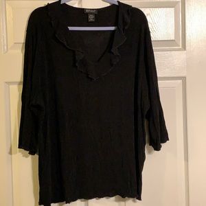 Beautiful Blouse w/Ruffled V-Neck and 3/4 Length Sleeves  🖤🌺🖤